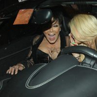 Kris Jenner y Kylie Jenner compartiendo secretos en el nuevo coche