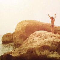 Elena Tablada y su hija Ella en unas rocas en Ibiza