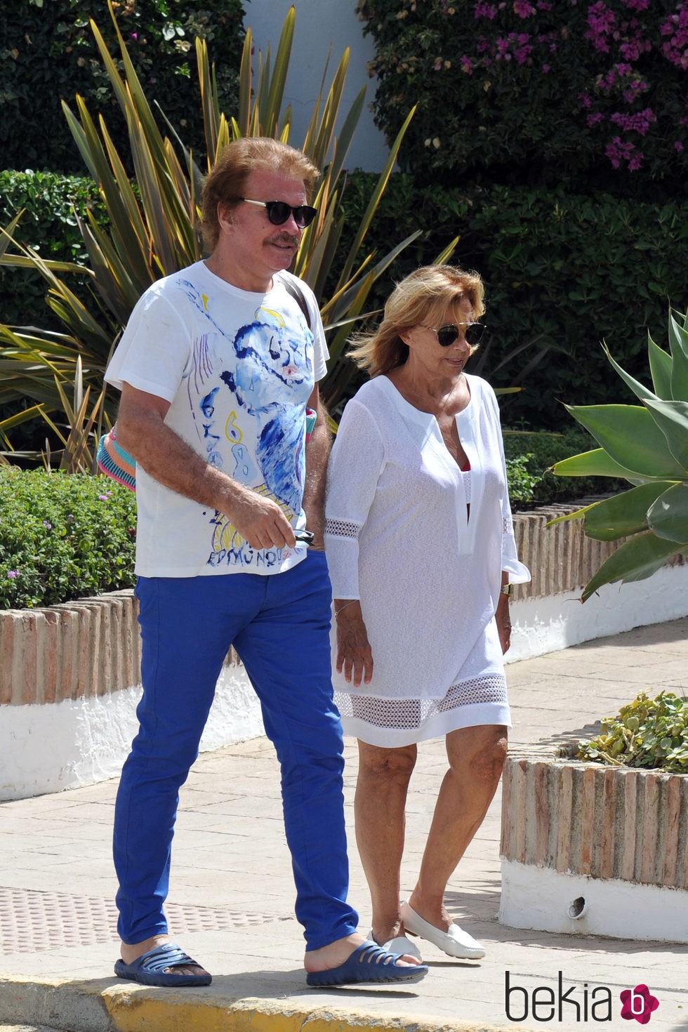 María Teresa Campos y Bigote Arrocet paseando por Marbella