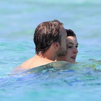 Anne Hathaway y su marido Adam Shulman beso romántico en el mar
