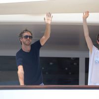 Anne Hathaway y su marido Adam Shulman saludando a bordo del yate