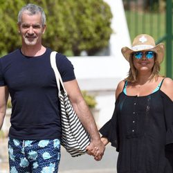 Terelu Campos y José Valenciano cogidos de la mano en Marbella