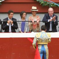 Enrique Ponce brinda un toro al Rey Juan Carlos, la Infanta Elena y sus hijos en San Sebastián