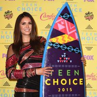 Nina Dobrev posando con su galardón de los Teen Choice Awards 2015