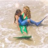 Thalía y su hija bañándose en el mar con sus trajes de sirena