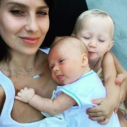 Hilaria Baldwin con sus hijos Carmen y Rafael Baldwin