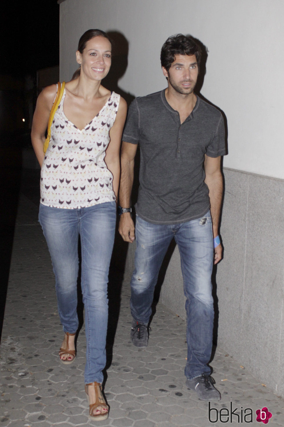 Cayetano Rivera y Eva González sonrientes tras visitar a Fran Rivera en el hospital