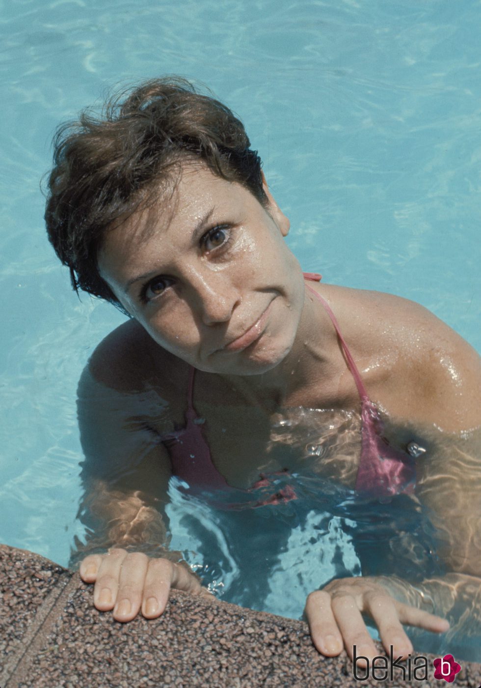 Lina Morgan dándose un chapuzón en la piscina