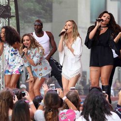 Little Mix actuando en la Rockefeller Plaza de Nueva York