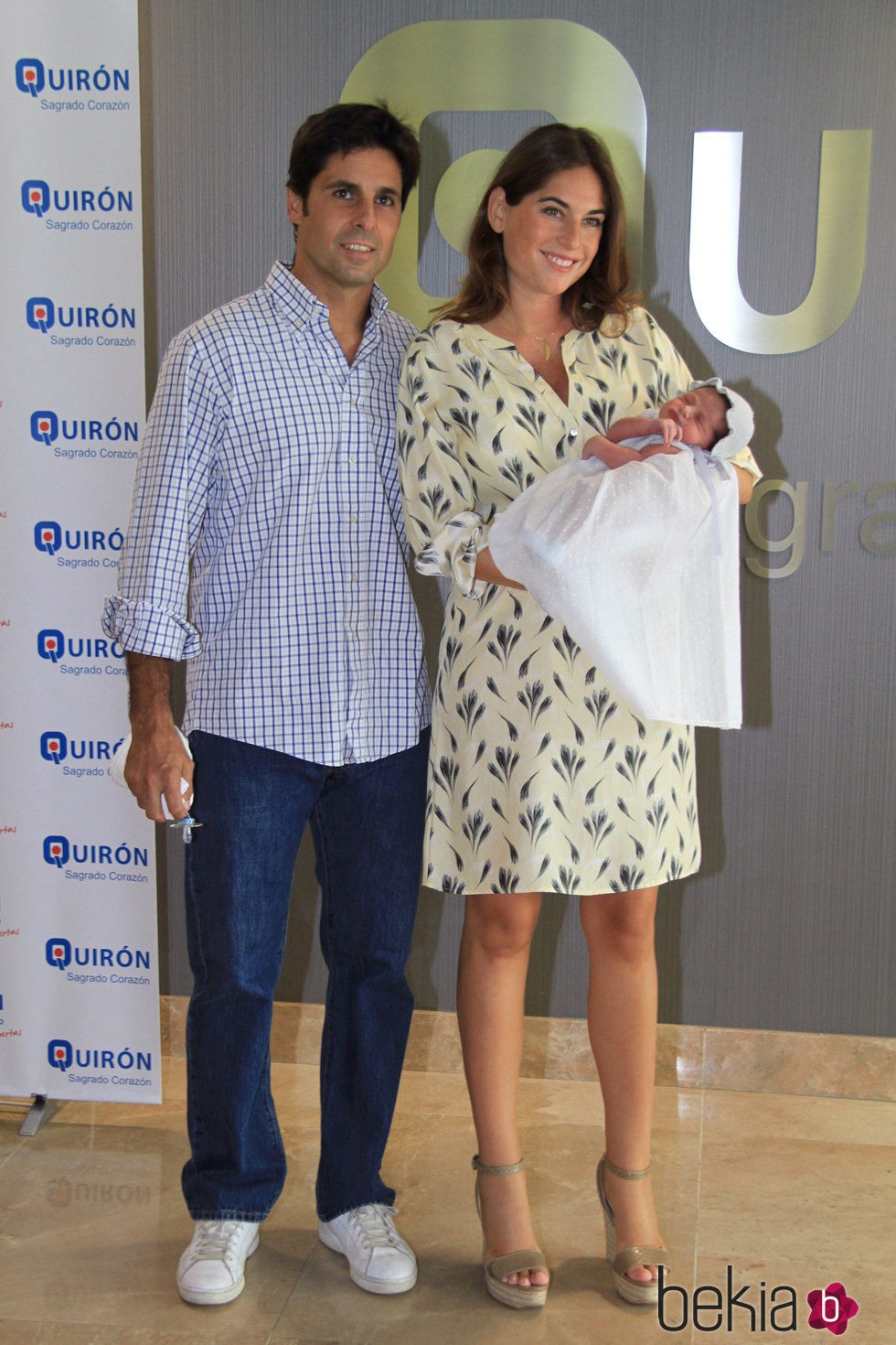 Fran Rivera y Lourdes Montes presentan a su hija Carmen a la salida del hospital