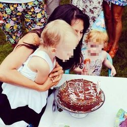 Carmen Baldwin sopla las velas de su segundo cumpleaños