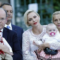 Los Príncipes Alberto y Charlene de Mónaco con sus hijos Jacques y Gabriella 