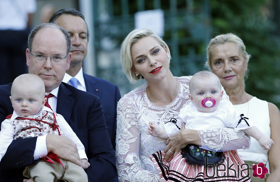 Los Príncipes Alberto y Charlene de Mónaco con sus hijos Jacques y Gabriella 