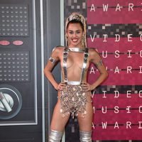 Miley Cyrus en la alfombra roja de los Video Music Awards 2015