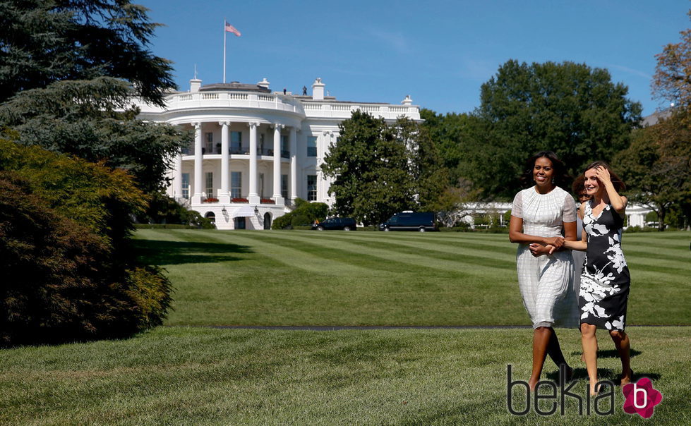 La Reina Letizia y Michelle Obama, muy cómplices en los jardines de la Casa Blanca