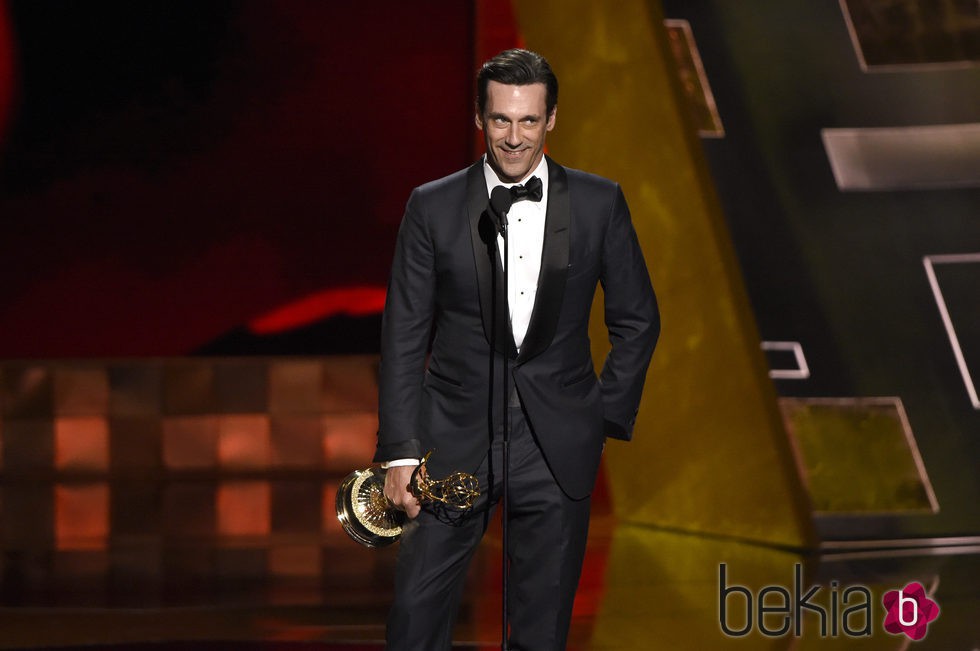 Jon Hamm recibe su premio en los Emmy 2015
