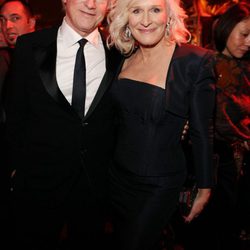 Glenn Close y David Shaw en un acto de presentación
