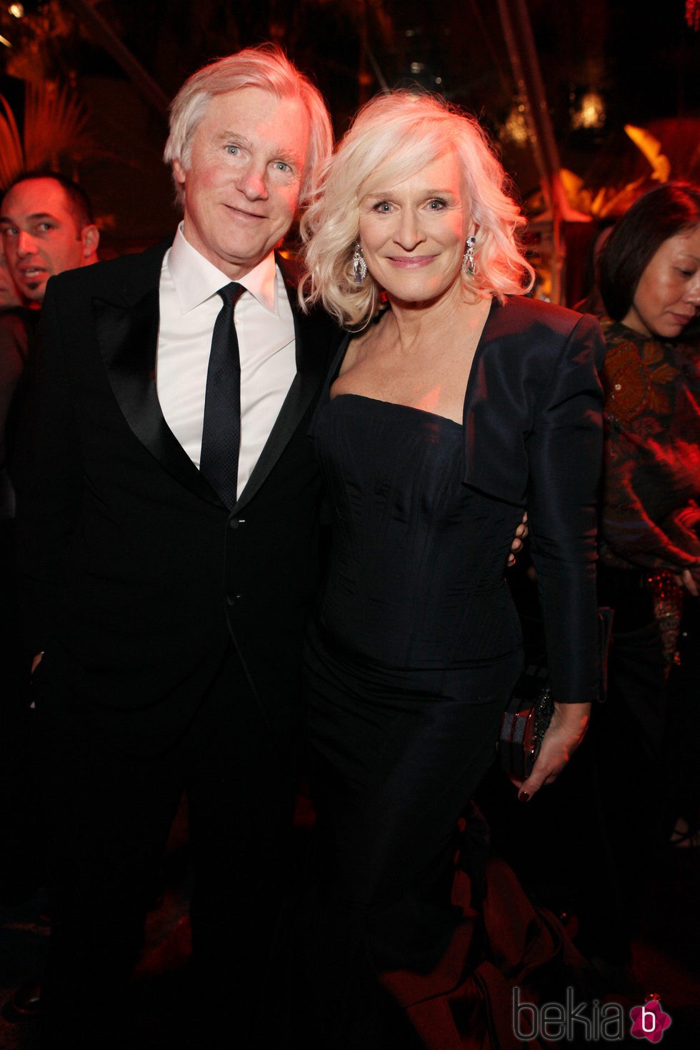Glenn Close y David Shaw en un acto de presentación