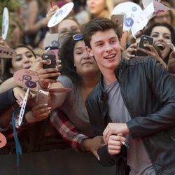 Shawn Mendes posando con sus fans en los Much Music Video Awards