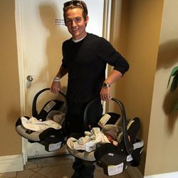 Kevin Zegers con sus hijas gemelas Zoe Madison y Blake Everleigh