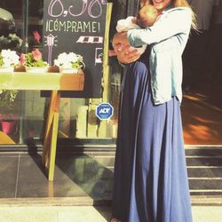 Patricia Montero con su hija Lis en brazos celebrando su primer mes de vida