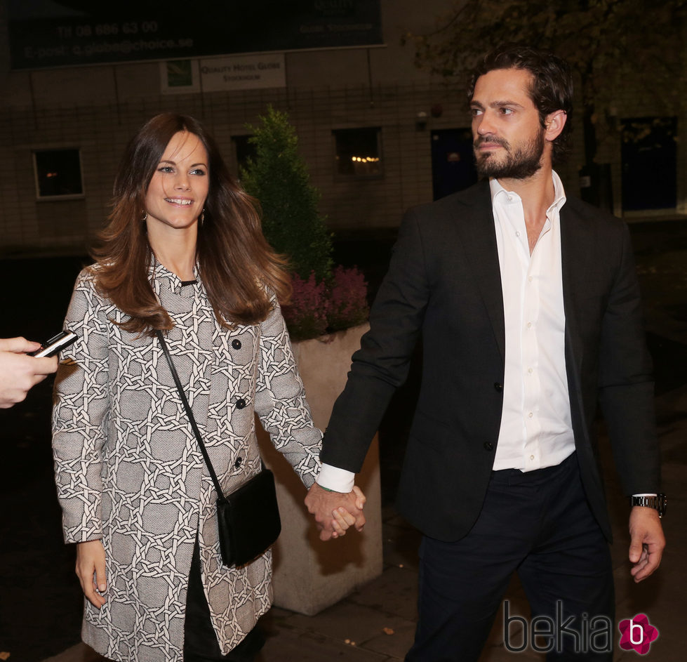 Carlos Felipe y Sofía de Suecia cogidos de la mano en Estocolmo
