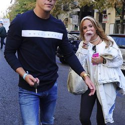 Kiko recoge a su novia Gloria Camila en su primer día en el Grado de Diseño de Moda