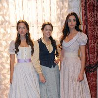 Silvia Alonso, Adriana Torrebejano y Dafne Fernández en la presentación de la segunda temporada de 'Tierra de lobos'