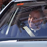 Llegada del sacerdote Ignacio Jiménez Sánchez a la boda de la duquesa de Alba y Alfonso Díez