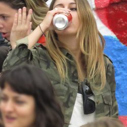 Blanca Suárez bebiendo cerveza