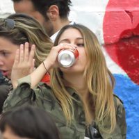 Blanca Suárez bebiendo cerveza