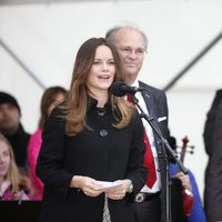 Sofia Hellqvist lee un discurso ante Carlos Felipe de Suecia en Dalarna