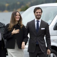 Carlos Felipe de Suecia y Sofia Hellqvist cogidos de la mano en Dalarna