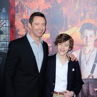 Hugh Jackman y Levi Miller en el estreno de 'Pan'