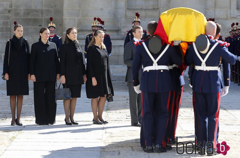 Los hijos del Infante Carlos frente el féretro del Duque de Calabria