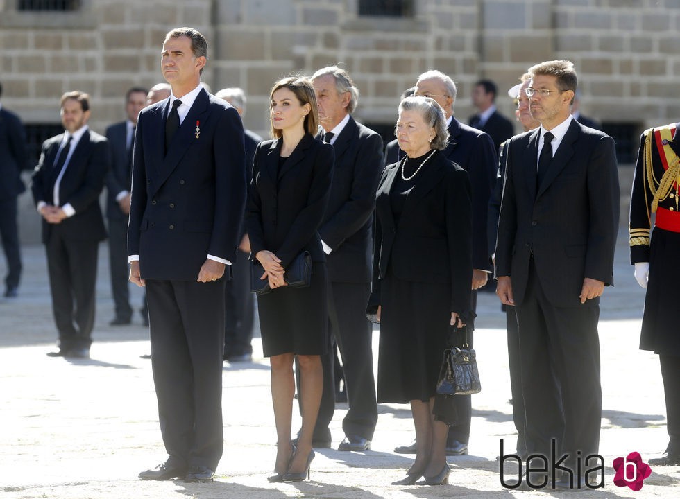 Los Reyes Felipe y Letizia con Ana de Francia en el funeral del Duque de Calabria