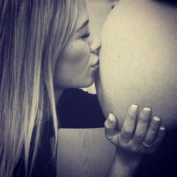 Tamara Gorro besando a su hija Shaila