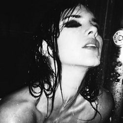 Kendall Jenner protagoniza una sesión muy sexy en la ducha