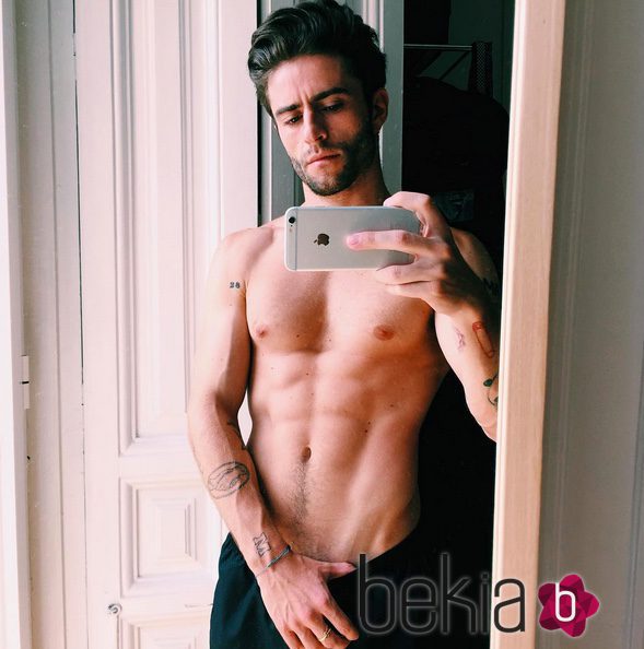 Pelayo Díaz con el torso desnudo