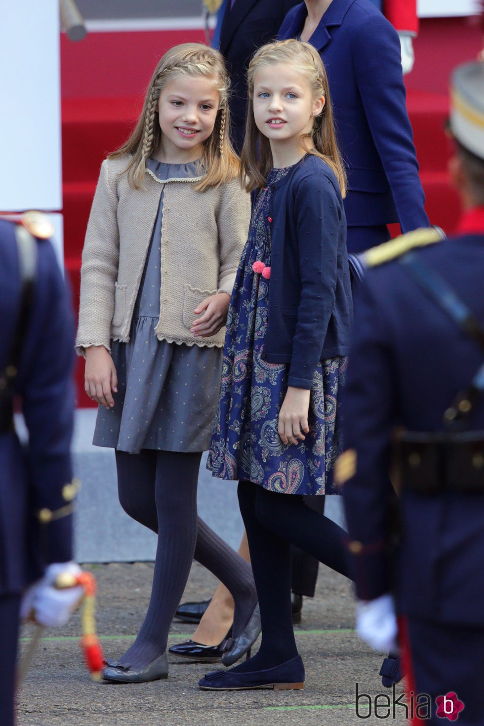 La Princesa Leonor y la Infanta Sofía en el Desfile Militar del Día de la Hispanidad 2015