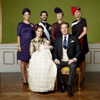 Nicolás de Suecia con sus padres y sus tíos en su bautizo