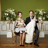 Magdalena de Suecia y Chris O'Neill con sus hijos Leonor y Nicolás en el bautizo de Nicolás de Suecia