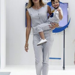 Alba Carrillo desfilando con su hijo Lucas