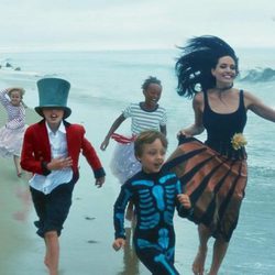 Angelina Jolie acompañada de sus hijos en una divertida sesión fotográfica