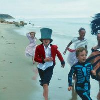 Angelina Jolie acompañada de sus hijos en una divertida sesión fotográfica