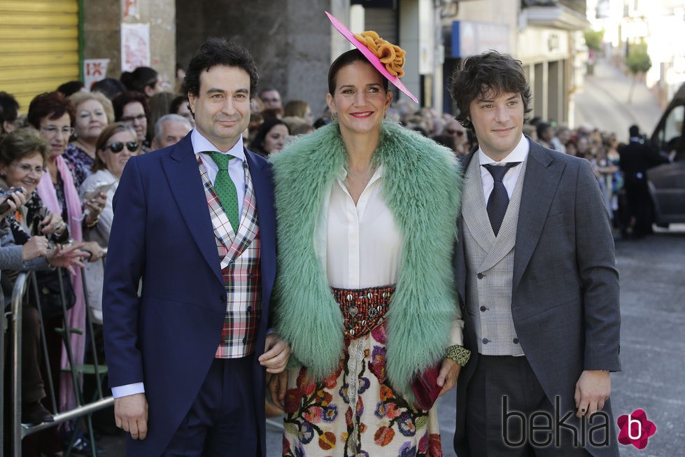 Pepe Rodríguez, Samantha Vallejo-Nágera y Jordi Cruz en la boda de Eva González y Cayetano Rivera