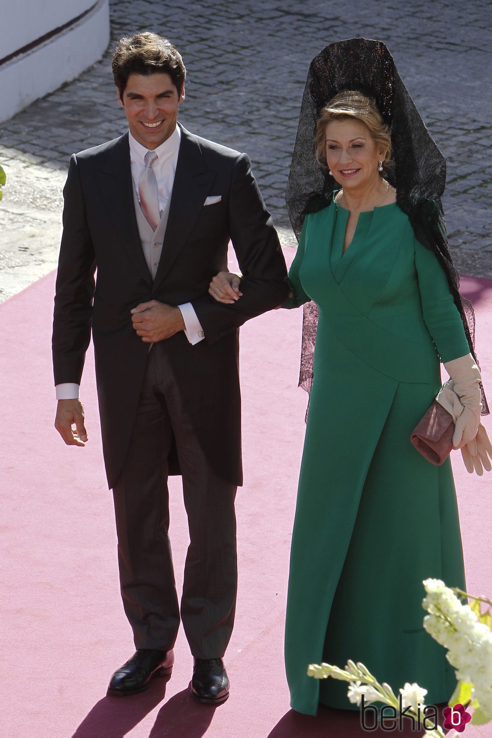 Cayetano Rivera con la madrina Encarna Fernández a su llegada a su boda con Eva González