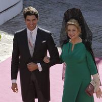 Cayetano Rivera con la madrina Encarna Fernández a su llegada a su boda con Eva González