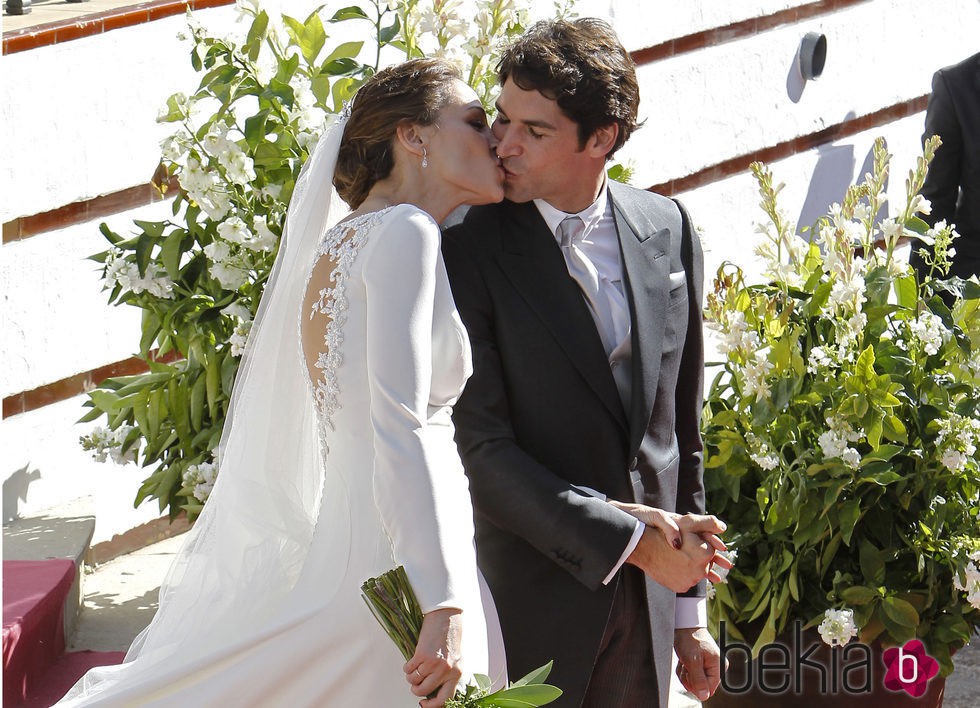 Eva González y Cayetano Rivera se besan tras su boda