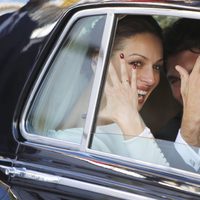 Eva González y Cayetano Rivera presumiendo de alianzas tras su boda